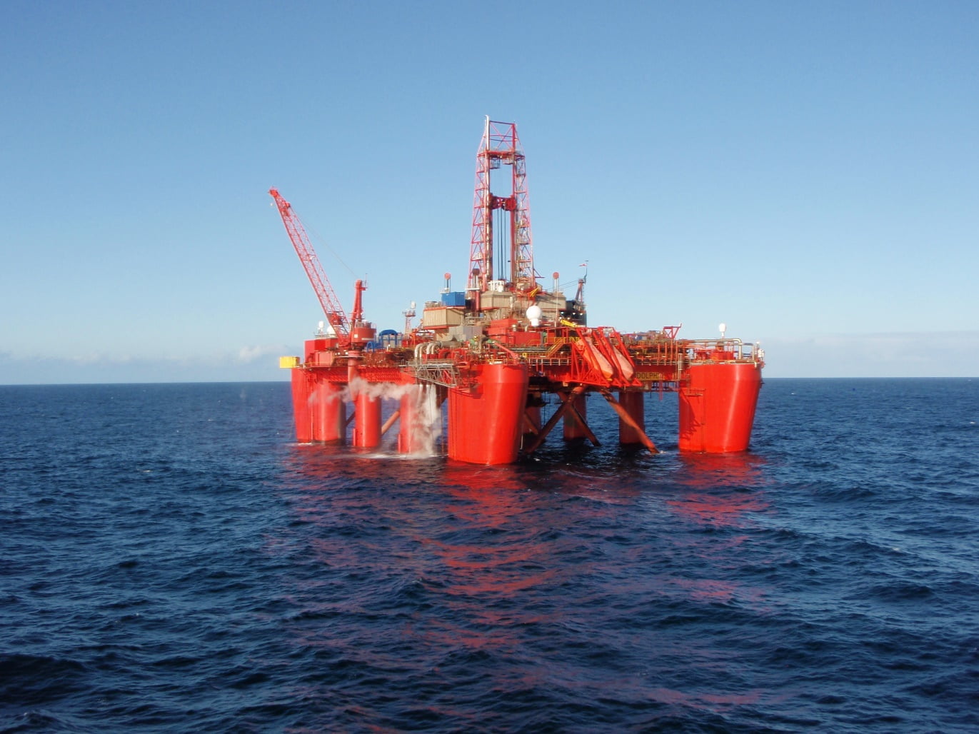 Bideford Dolphin semi-submersible rig; Source: Dolphin Drilling
