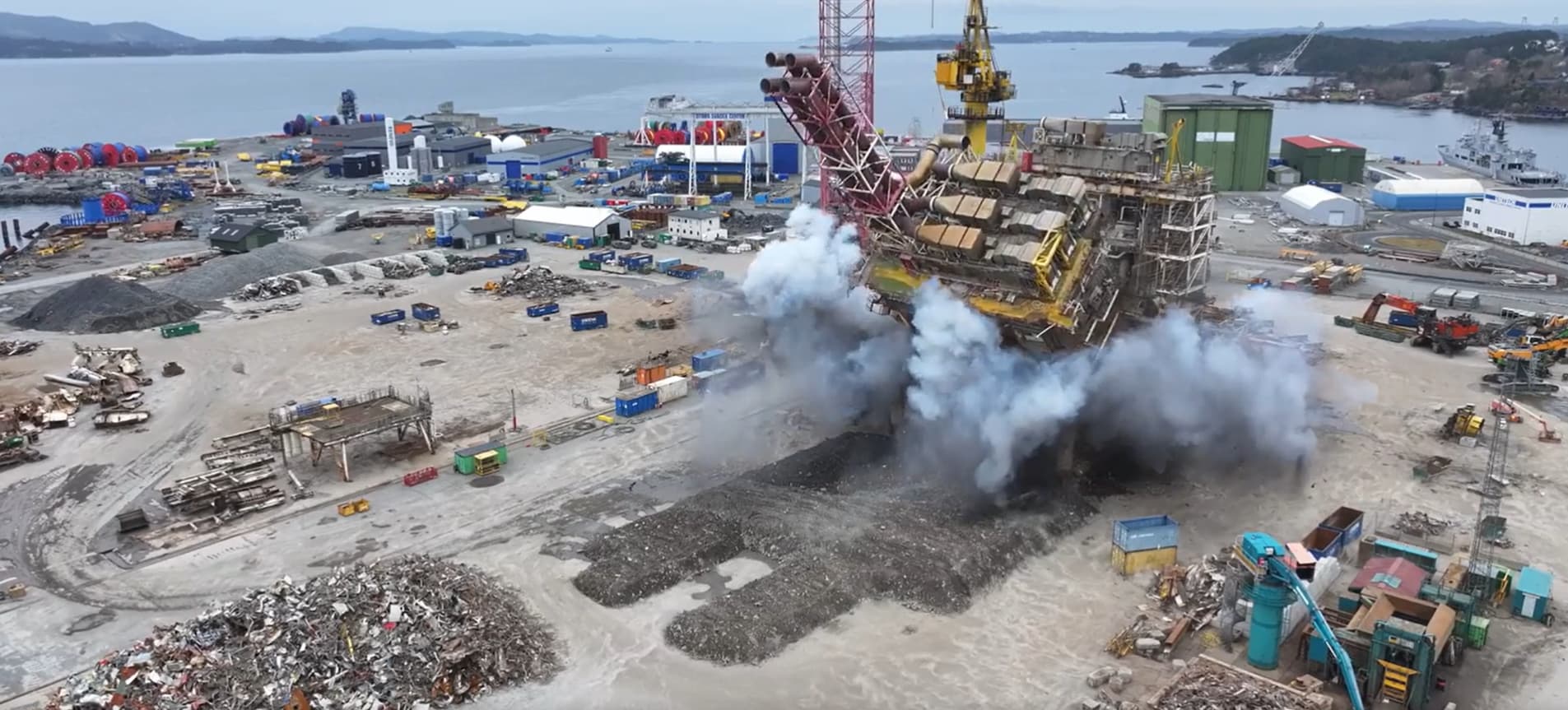 Gyda platform's 2,000-ton module dismantling; Source: Aker Solutions