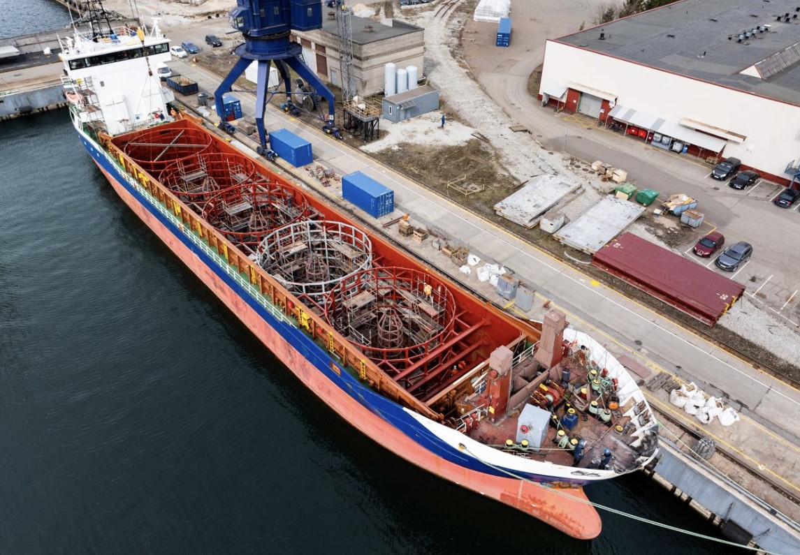 General cargo vessel turns into cable recovery vessel in Estonia (Video)