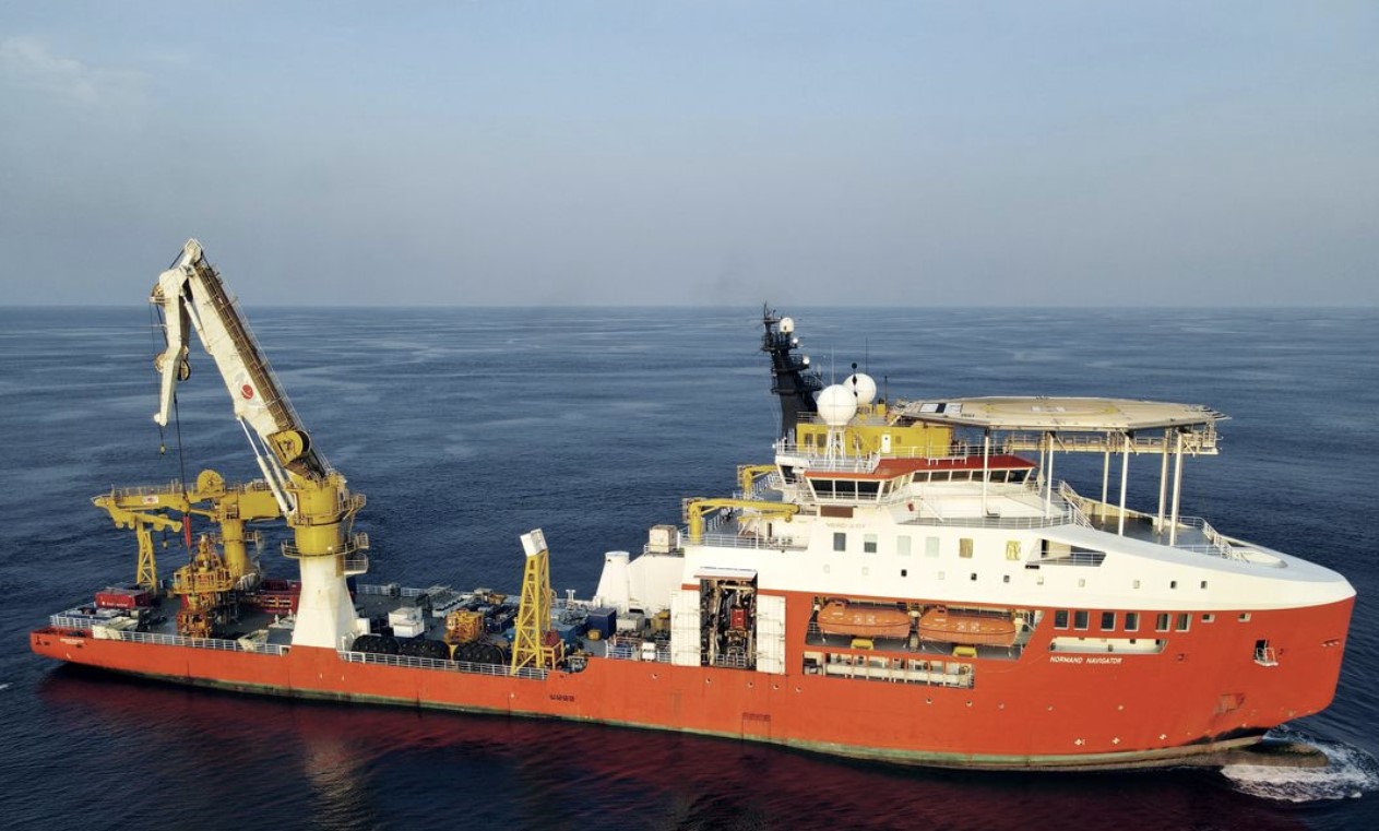 Solstad's subsea vessel picking up ROVs prior to new gig
