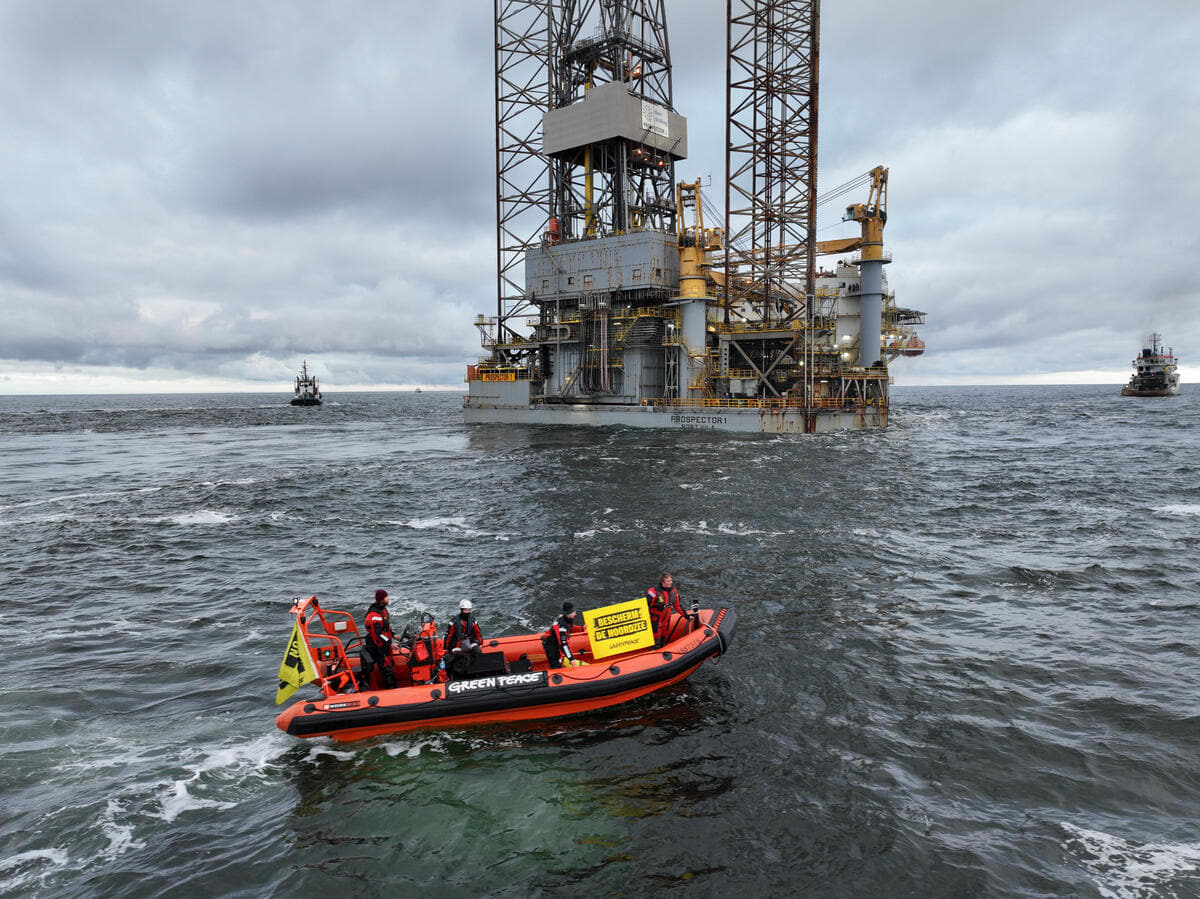 During their protest against drilling ops, Greenpeace activists were circling the Prospector 1 jack up rig about 20 kilometers northwest of the island of Borkum; Source: Greenpeace