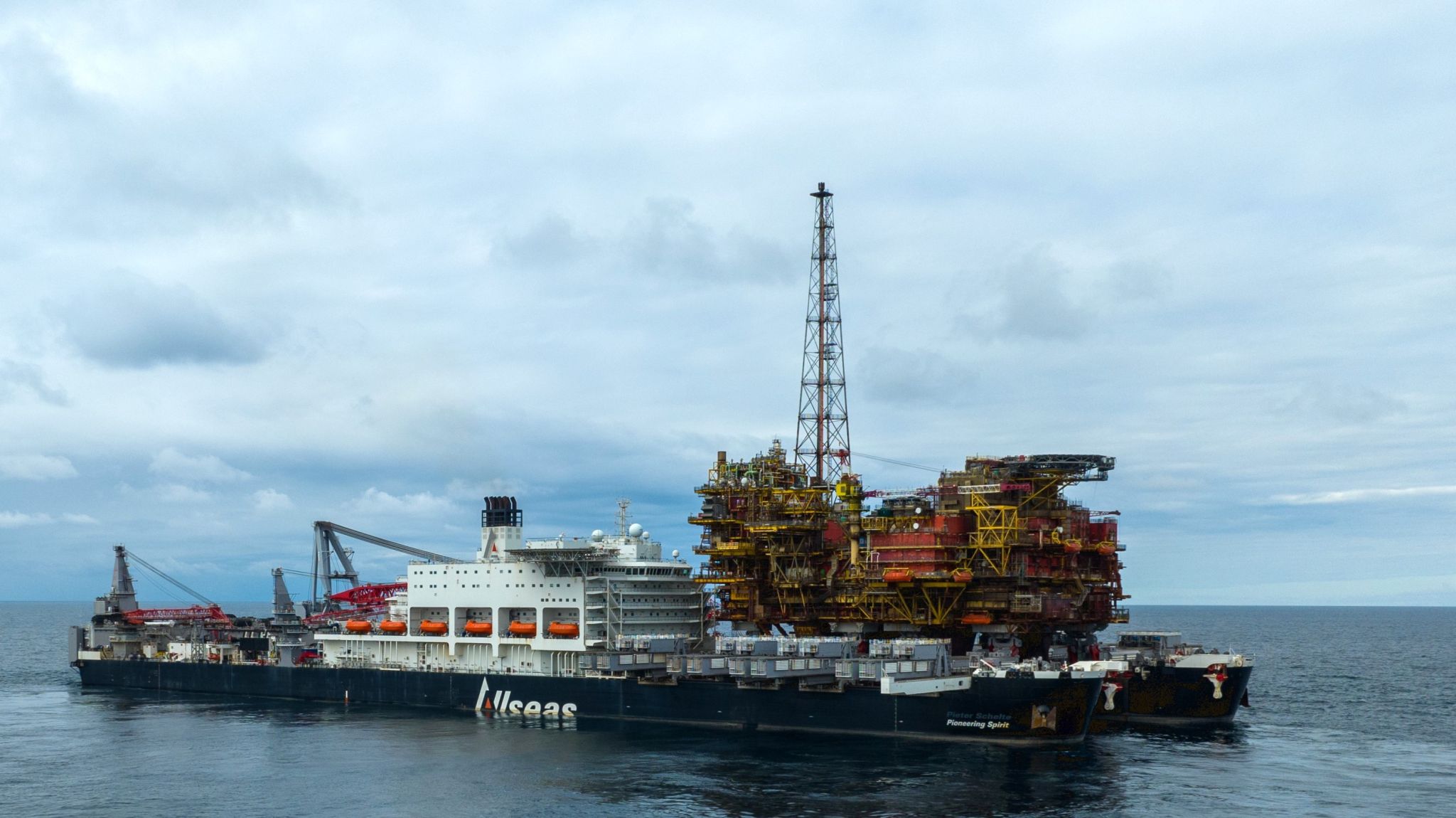 Shell's field disappears from horizon with heaviest offshore lift ever performed