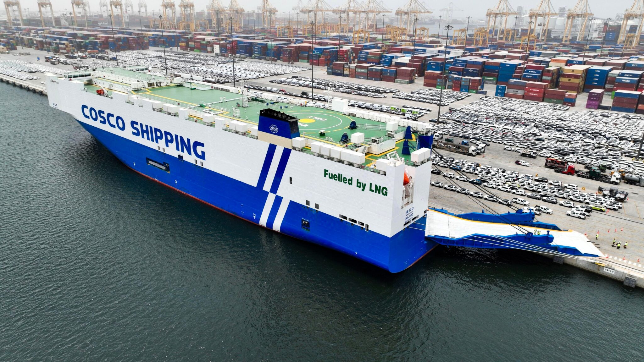 Cảng Jebel Ali chào đón tàu RoRo nhiên liệu kép LNG của COSCO Shipping