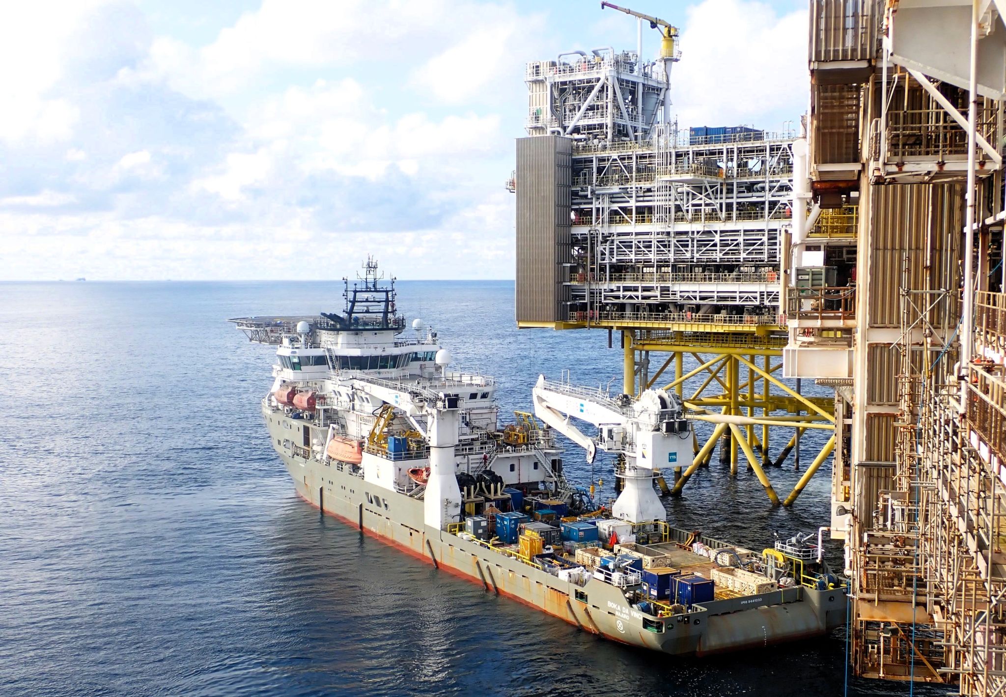 Dutch offshore services provider Boskalis has confirmed the end of an assignment for one of its diving support vessels (DSVs), which recently finished its first decommission work in hybrid mode.