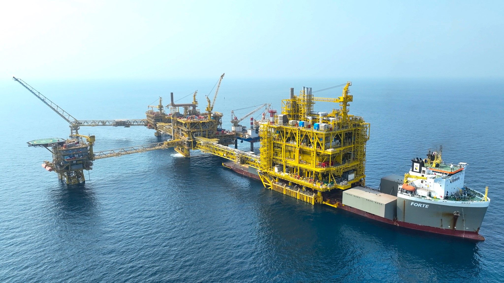 Boskalis vessel installs huge topside at Qatar’s largest offshore oil field (Photo)