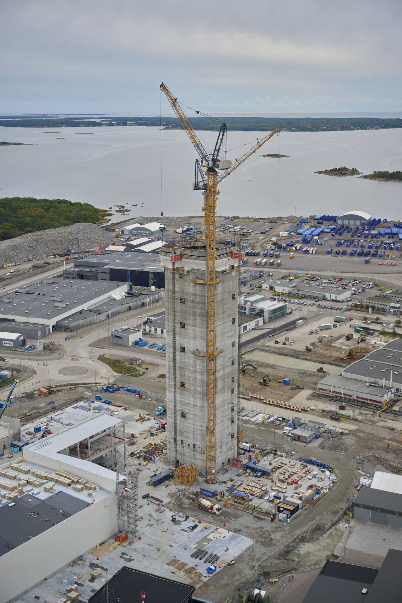 NKT construction of the third extrusion tower is soaring to new heights at the Swedish high voltage factory, where the slipform casting of concrete continues towards the final height of 200 meters; Source: NKT