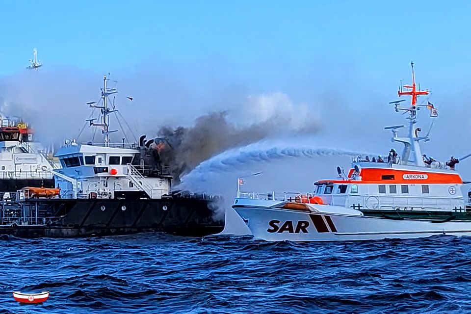 Firefighting operation related to the stricken Annika oil tanker in the Baltic Sea; Source: Die Seenotretter - DGzRS