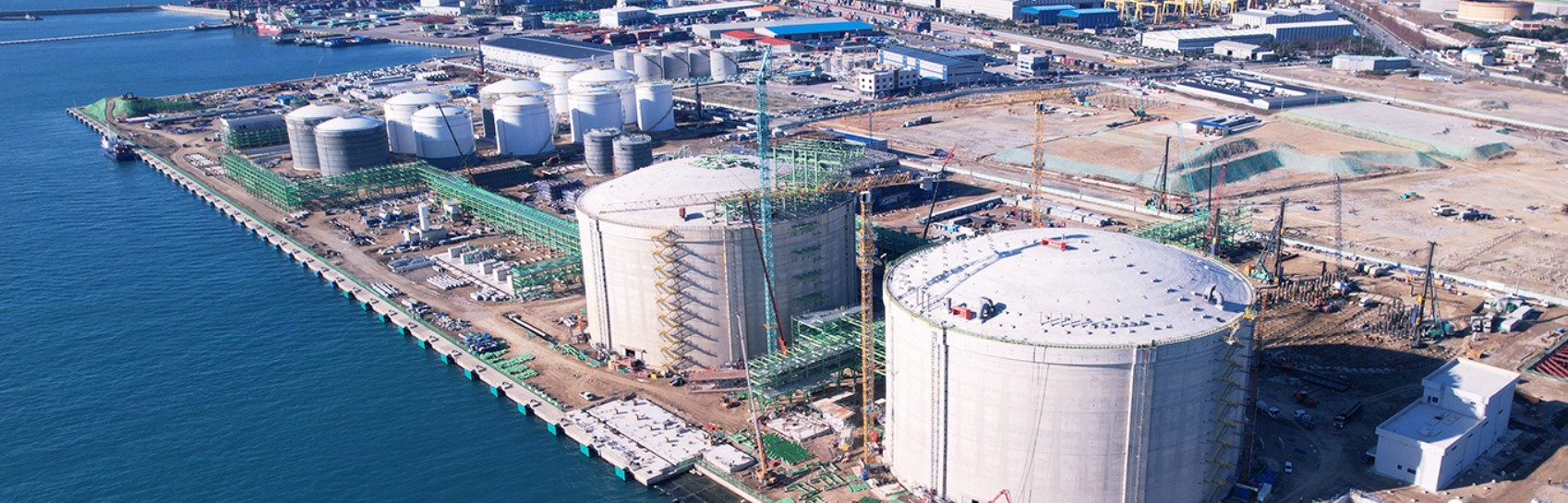 LNG tanks under constructions by the sea