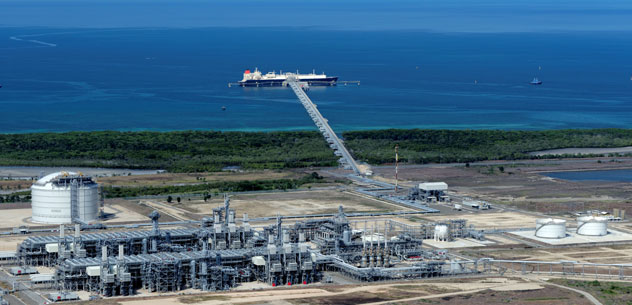 Onshore plant and a docked LNG vessel