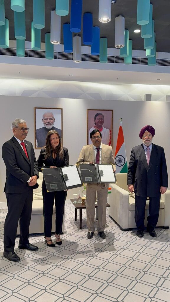 From right to left: Mr. Hardeep Singh Puri, Minister of Petroleum and Natural Gas of the Government of India, Mr. Chandrasekhar N, Head of Research and Development, BPCL, Ms. Inna Braverman, Founder and CEO, Eco Wave Power, Mr. G. Krishnakumar, Chairman and Managing Director of BPCL.