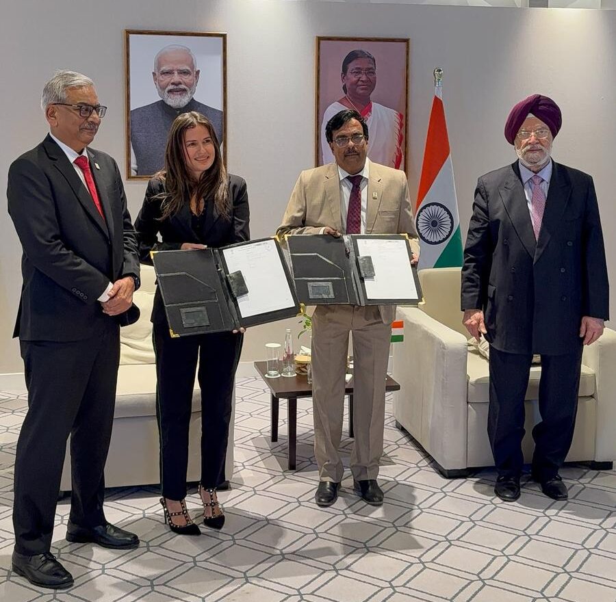 From right to left: Mr. Hardeep Singh Puri, Minister of Petroleum and Natural Gas of the Government of India, Mr. Chandrasekhar N, Head of Research and Development, BPCL, Ms. Inna Braverman, Founder and CEO, Eco Wave Power, Mr. G. Krishnakumar, Chairman and Managing Director of BPCL.