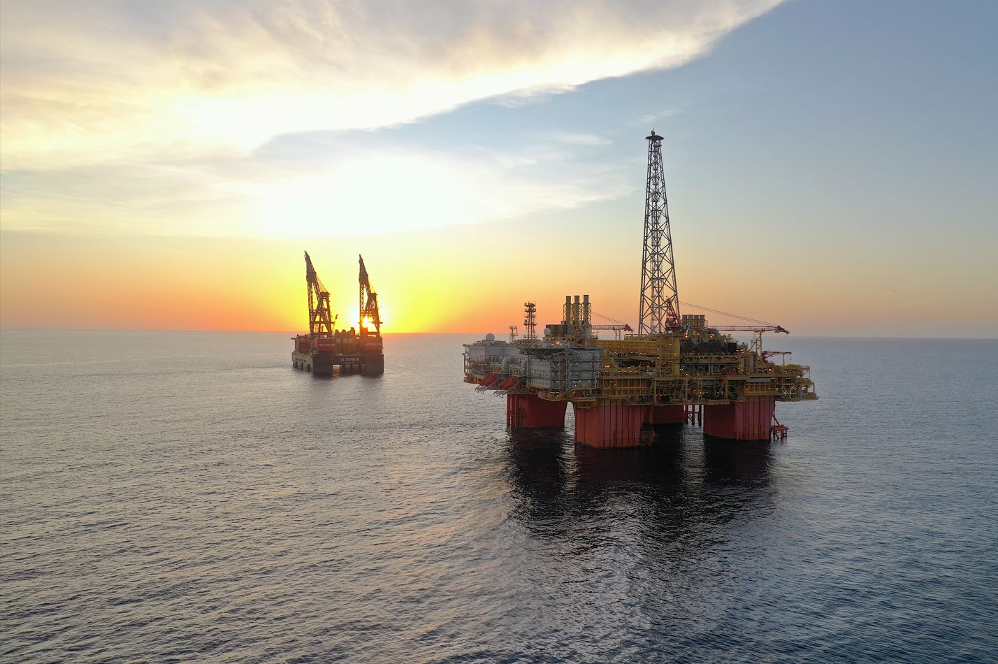 Ichthys LNG booster compressor module (BCM) lifted and installed onto the Ichthys Explorer central processing facility (CPF); Source: Inpex Australia