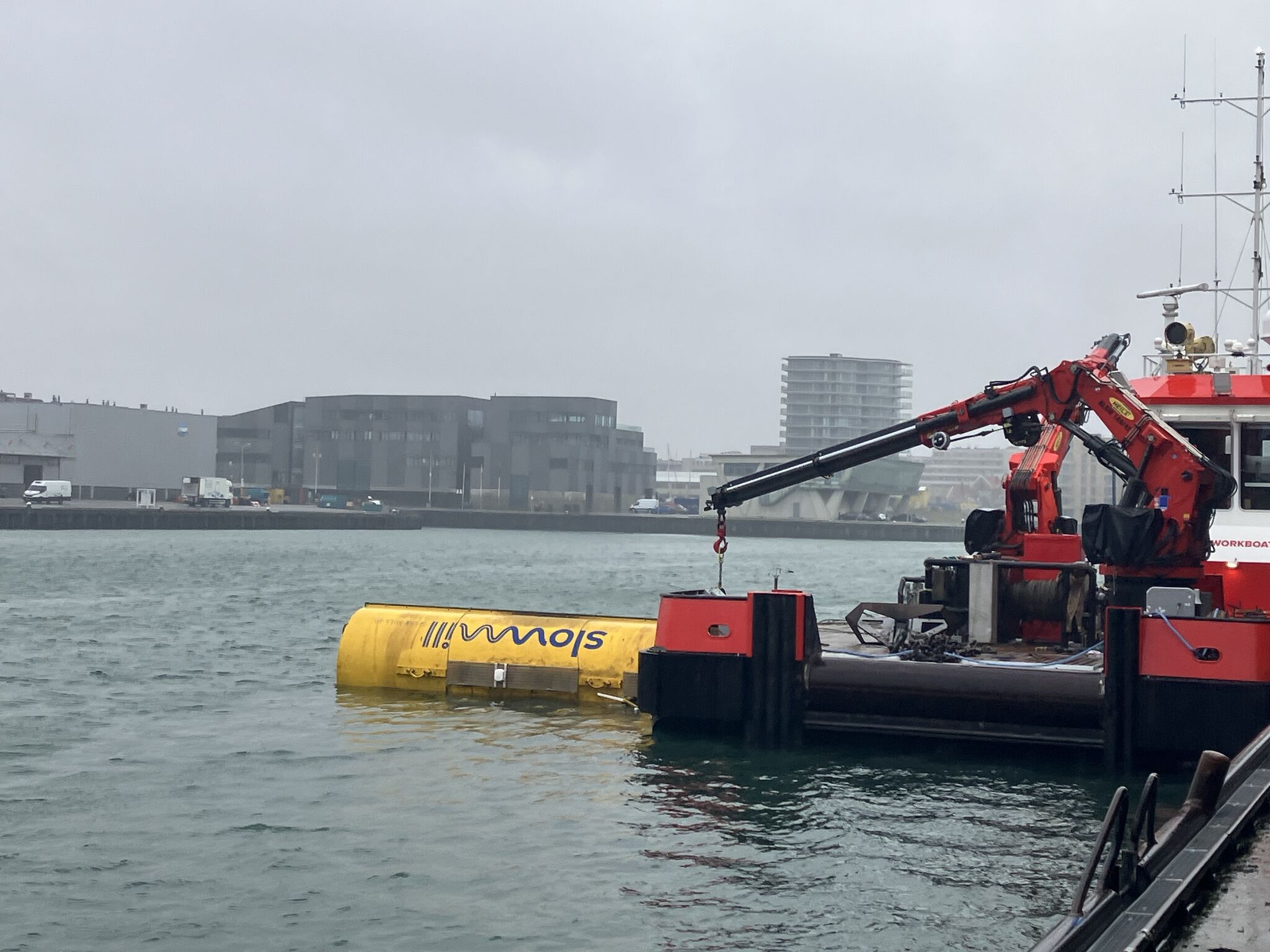 Dutch wave energy company Slow Mill Sustainable Power has generated electricity from North Sea waves for the first time in the Netherlands.