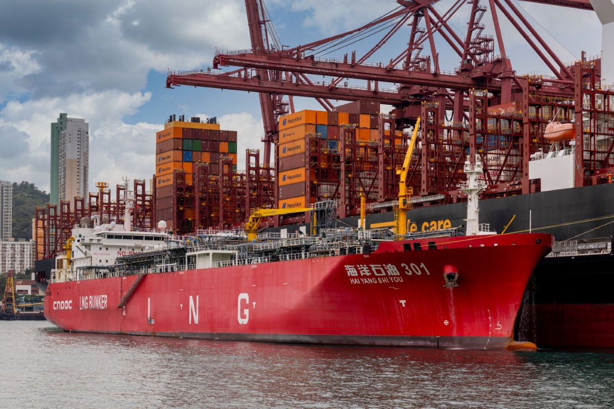 Hong Kong hosts its first LNG bunkering with simultanous cargo handling
