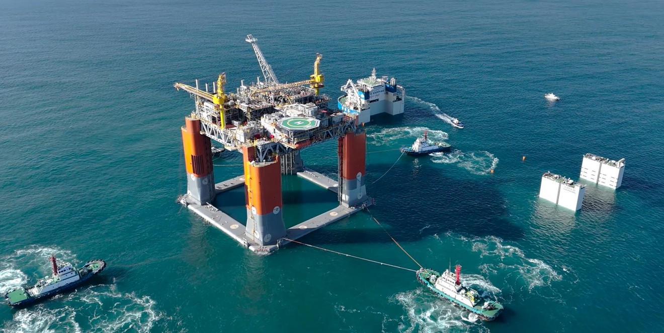 FPS Shenandoah surrounded by several smaller vessels