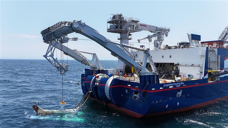 CLV Monna Lisa installing the first submarine cable at the CVOW site