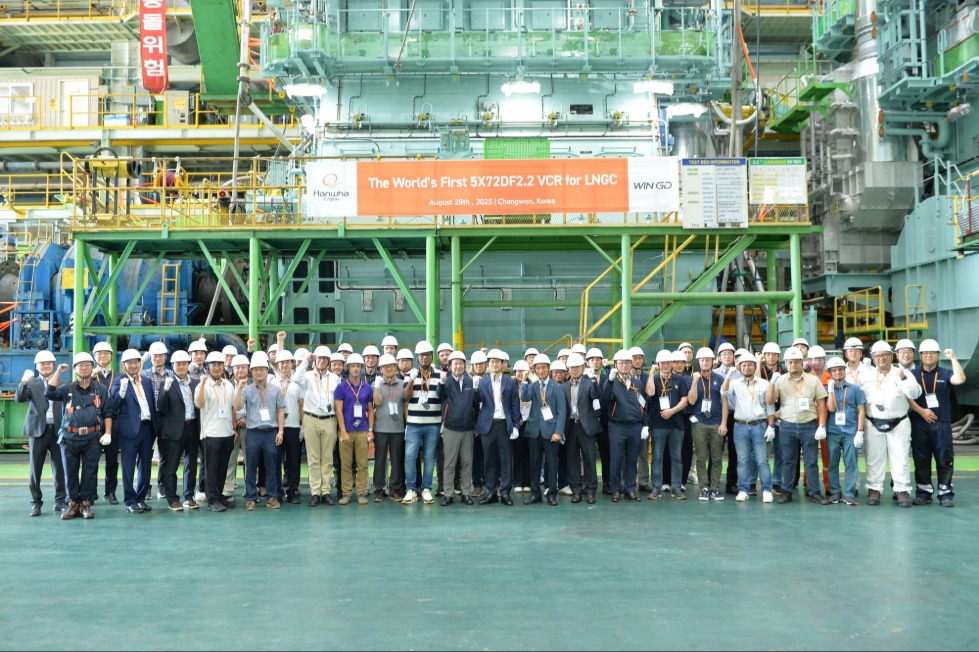 Ceremony celebrating first factory acceptance test of 5X72DF-2.2 engine with VCR technology