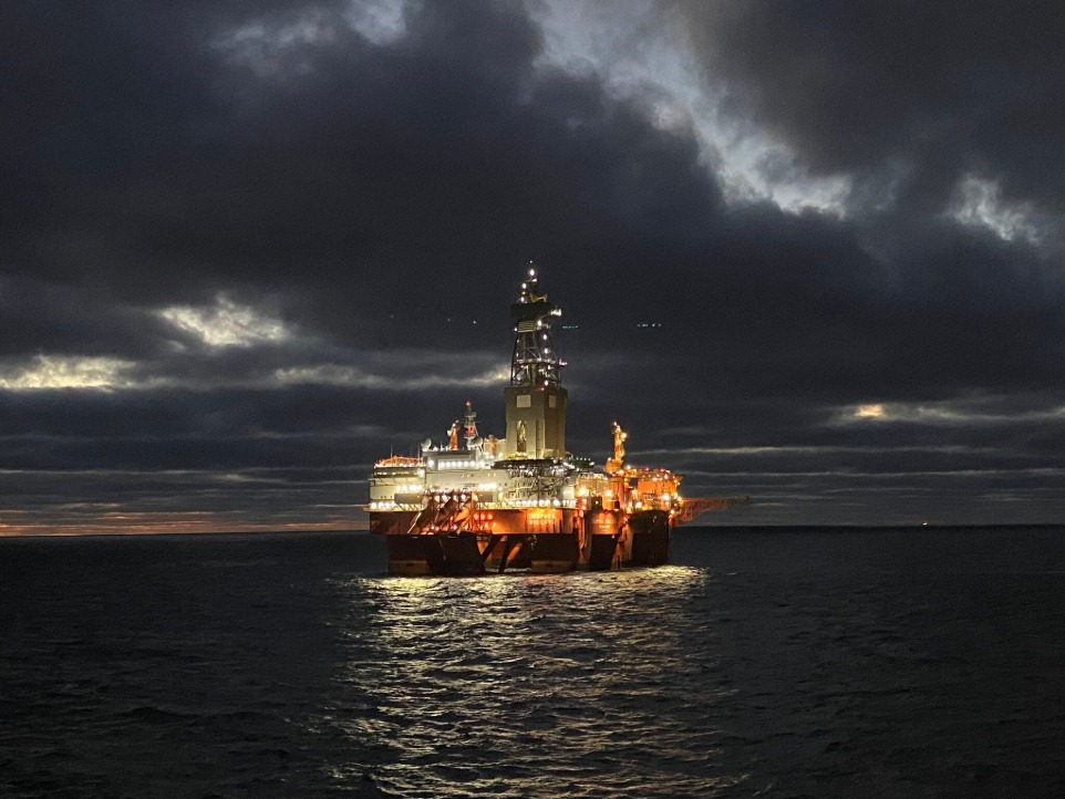 Deepsea Bollsta rig at night